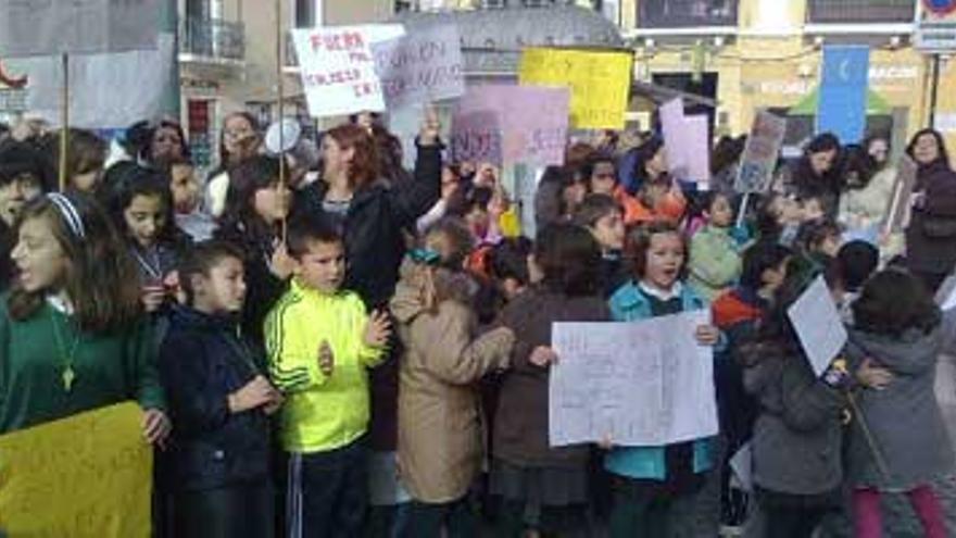 Cien padres y alumnos del colegio Bótoa de Badajoz se manifiestan para exigir un nuevo centro