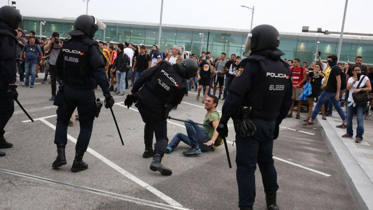 Policies i manifestants en accions de Tsunami a l’aeroport. | ELISENDA PONS