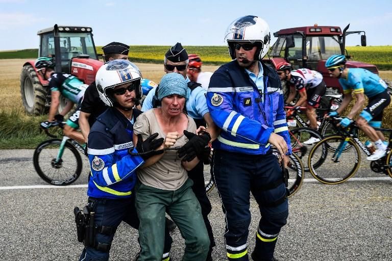 Arrojan gas lacrimógeno al pelotón del Tour de Francia