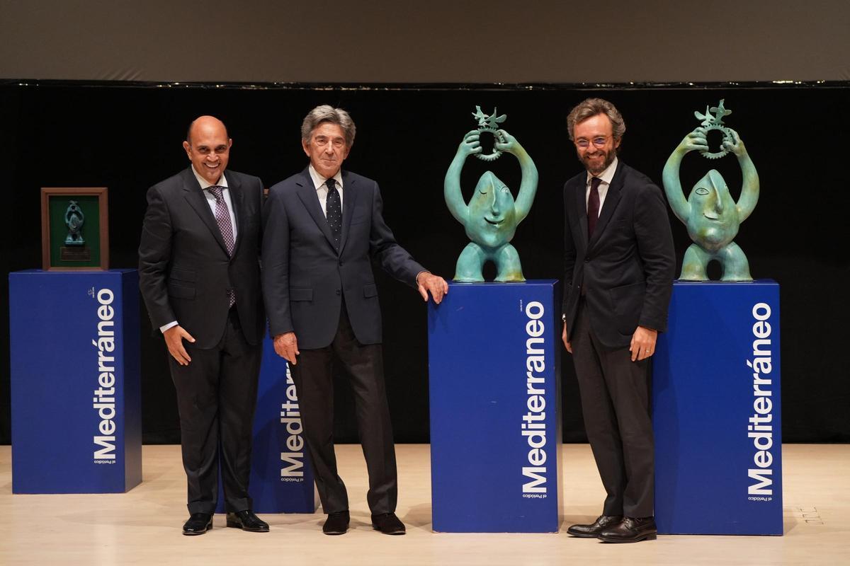 Silvestre Segarra y Héctor Colonques, de Porcelanosa, con el premio entregado por Aitor Moll.