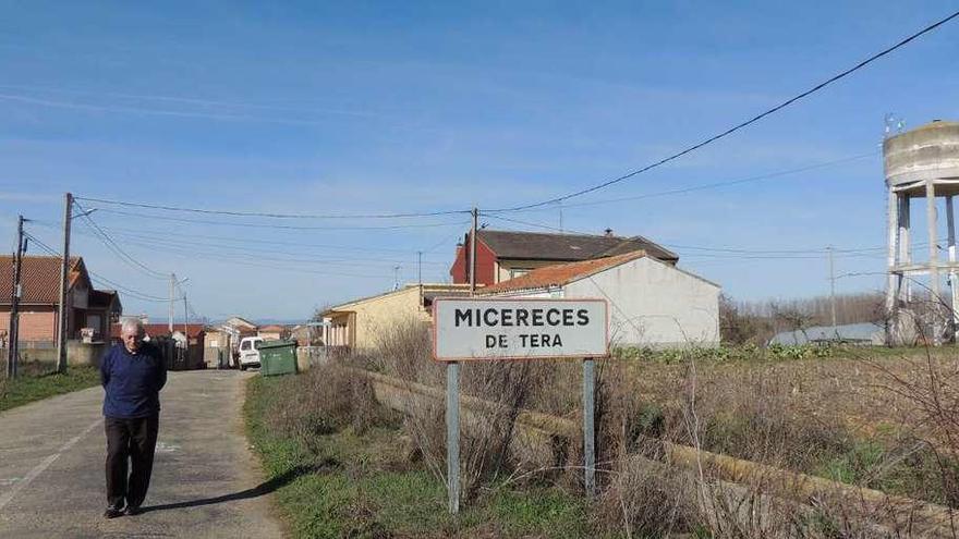 Un hombre pasea por la carretera de Santa Croya.