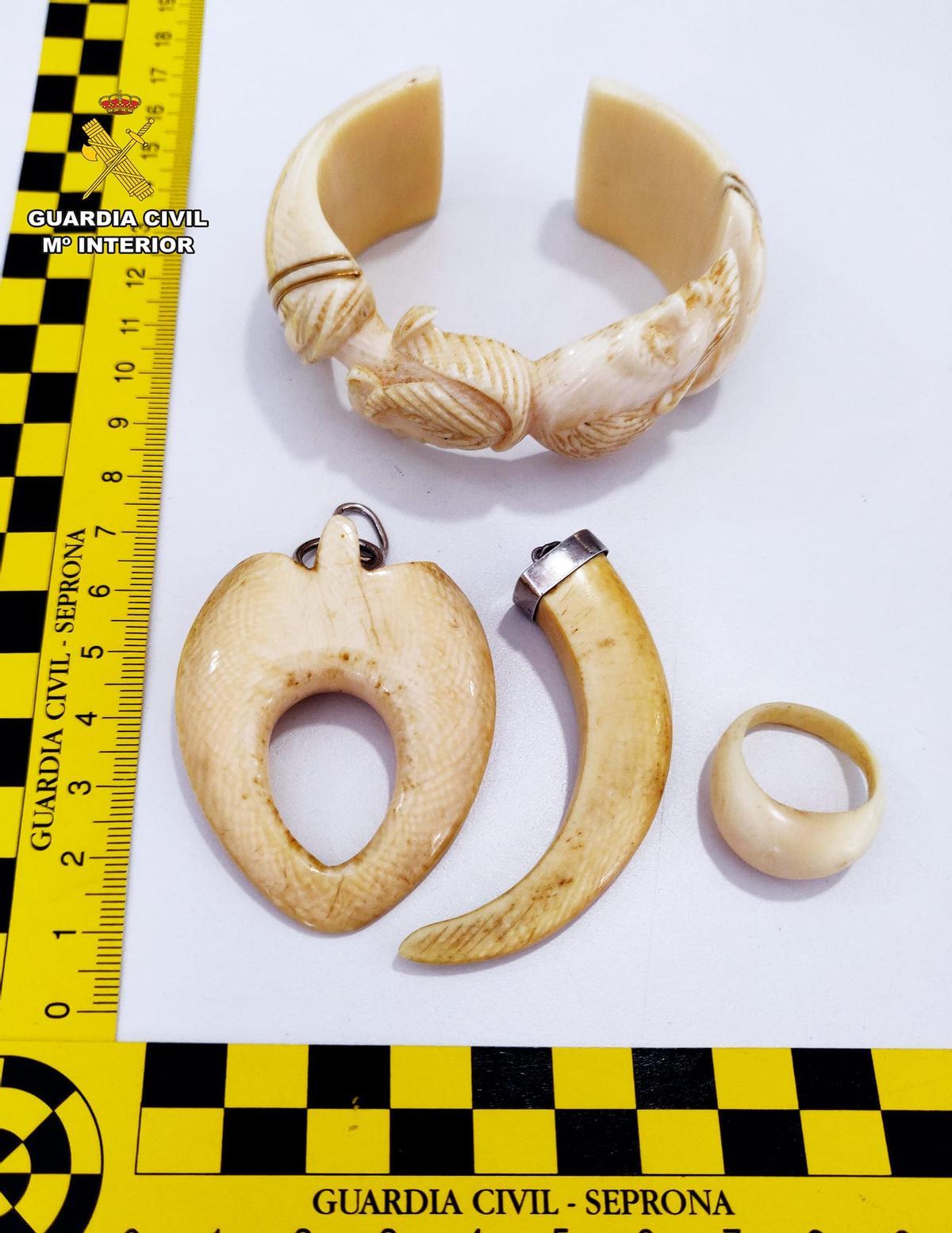 Joyas de marfil incautadas por la Guardia Civil.