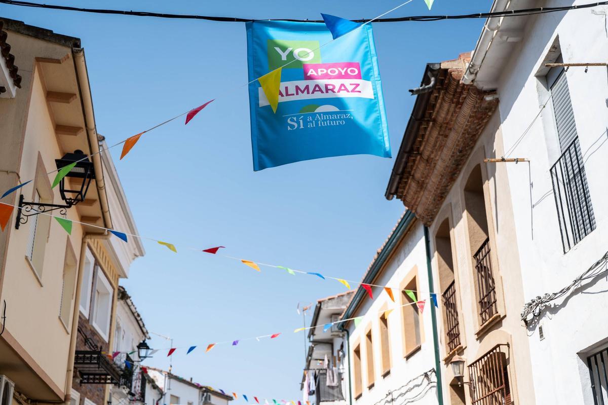 Cartel de apoyo a la continuidad de la central, junto a los adornos festivos.