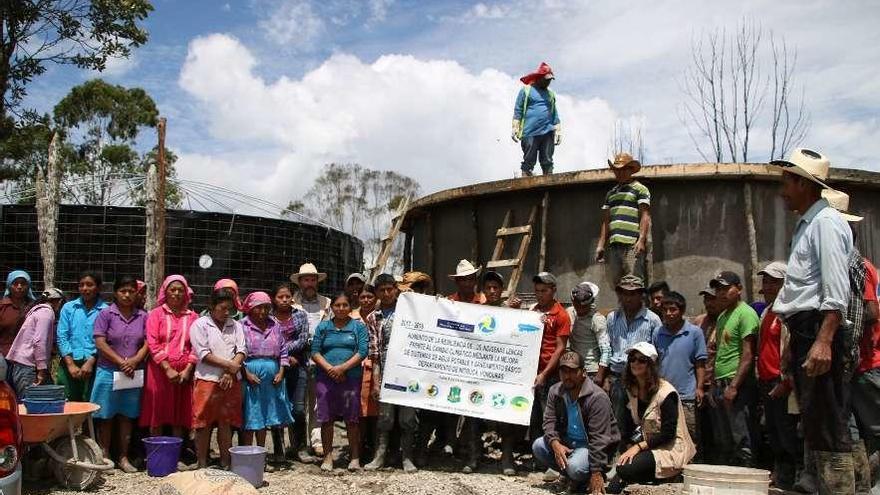 Miembros de Xeólogos del Mundu e indígenas lenca en una intervención en la red de agua y saneamiento de Intibucá, Honduras.