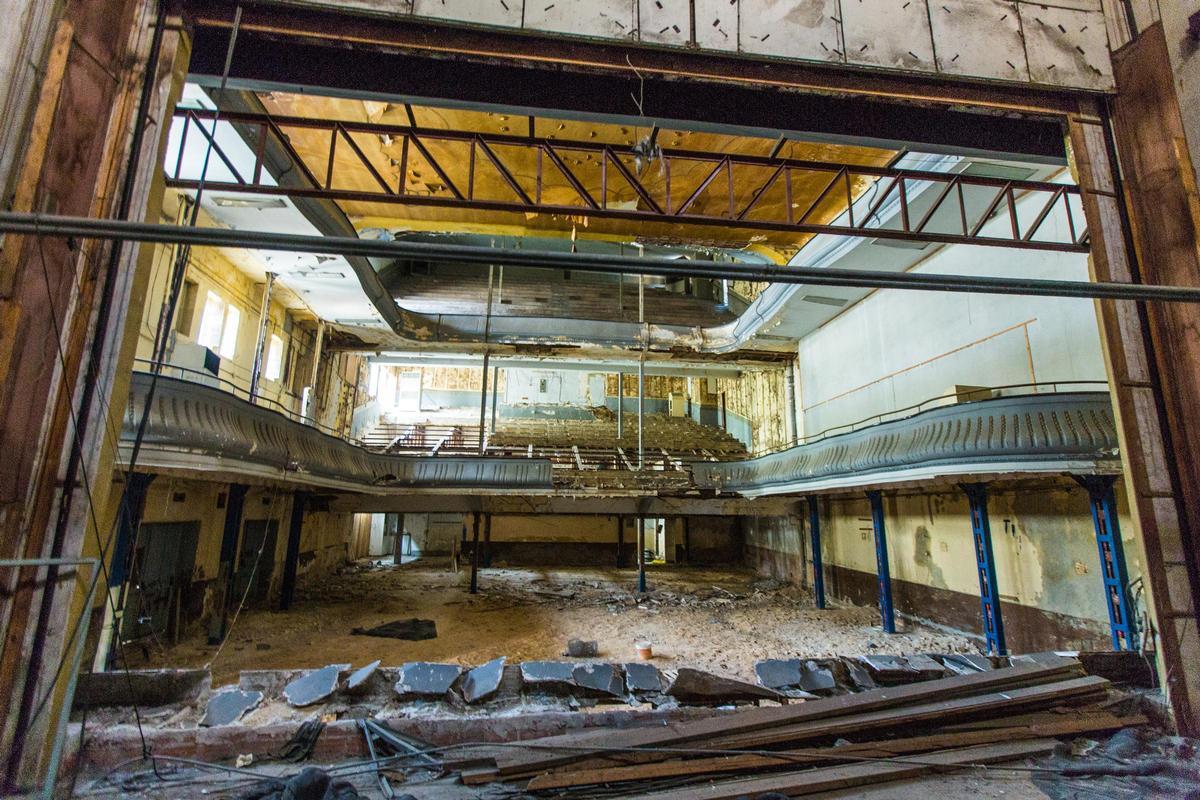 Interior del antiguo cine Ideal de Alicante (2021).