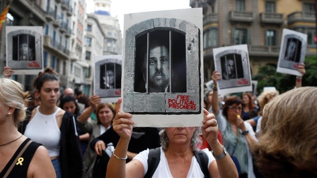 Centenares de personas cortan Via Laietana para protestar por la sentencia del 'procés', en la que se condena a los lideres independentistas a penas de entre 9 y 13 anos por un delito de sedicion, el 14 de octubre del 2019