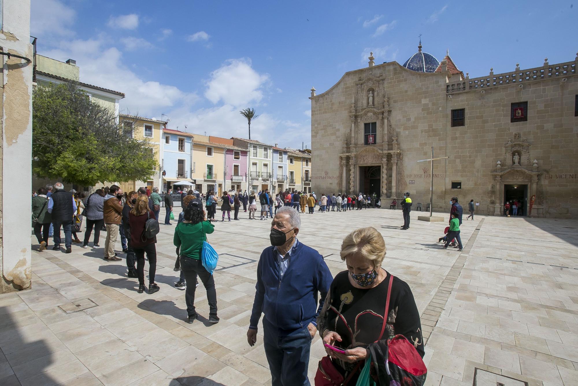 Largas colas en Santa Faz durante el domingo