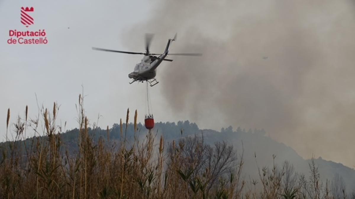 Imágenes de archivo:  Los bomberos en el incendio forestal de Fanzara