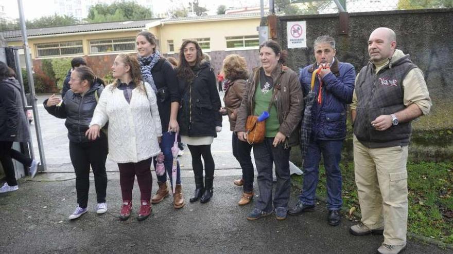 Padres protestando en la puerta del colegio Ramón de la Sagra. carlos pardellas