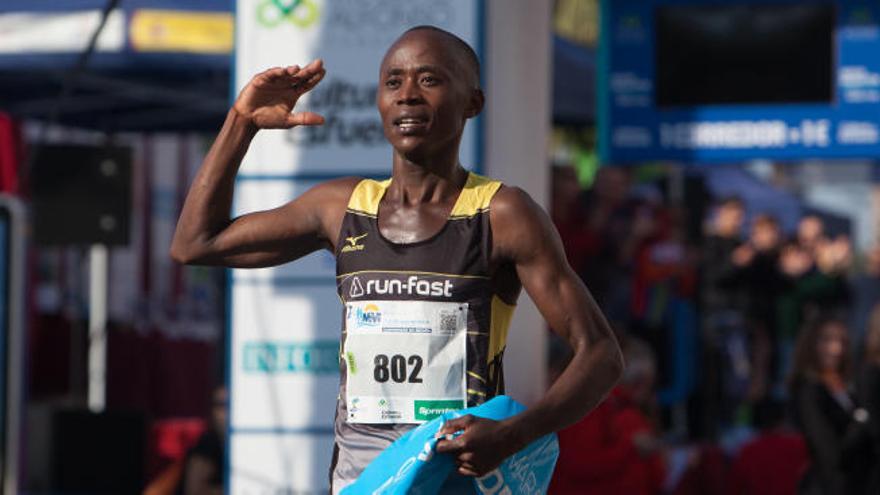 El keniano Morris Munene cruza la meta en Santa Pola.