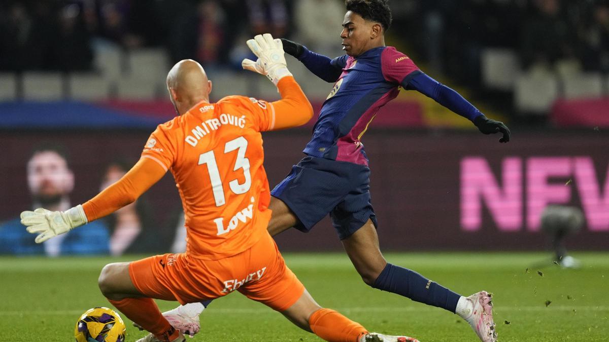 Lamine Yamal intenta regatear sin éxito a Dmitrovic durante el Barça-Leganés en Montjuïc.