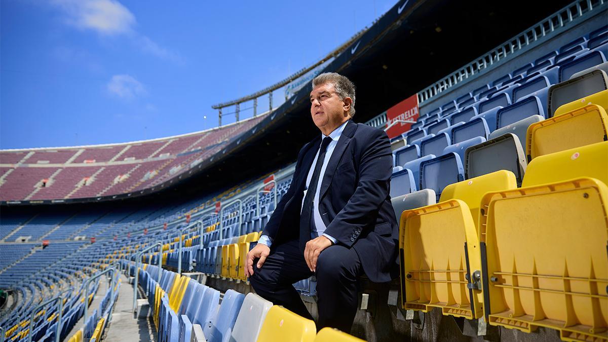 Joan Laporta, desde su asiento de toda la vida en el Camp Nou