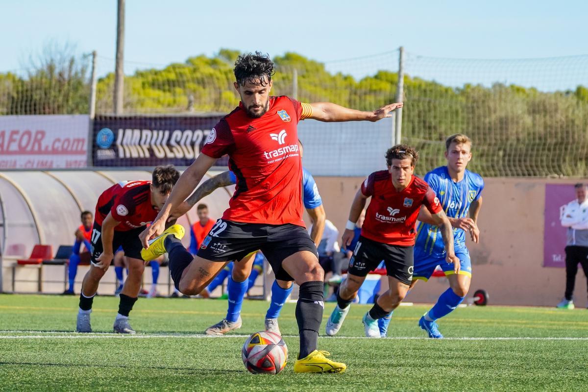 De la Mata, en la acción del penalti que supuso el 1-0 para el Formentera frente al Andratx.