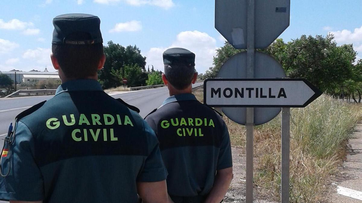 Dos agentes de la Guardia Civil, a la entrada al casco urbano de Montilla.