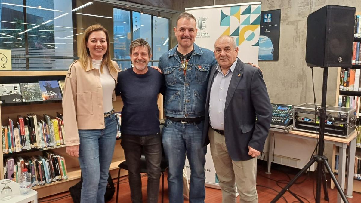 Nuria Campos, Julio Fernández junto al ilustrador Paco Roca y el creativo Antonio Sales en La Cova Gran.