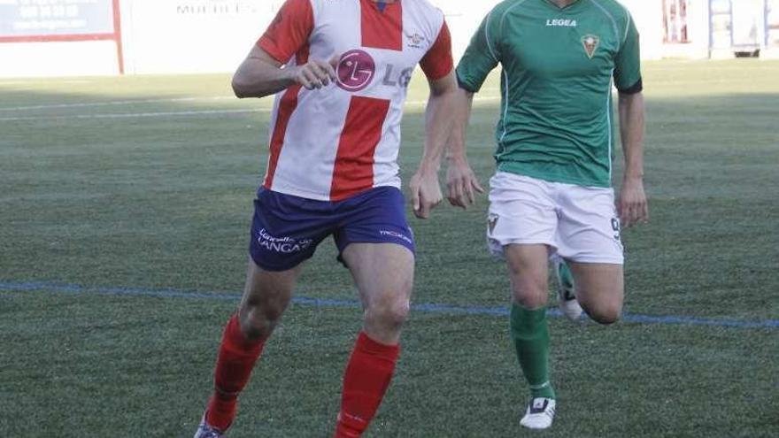 Fiuza saca el balón jugado en el duelo ante el Órdenes. // Santos Álvarez