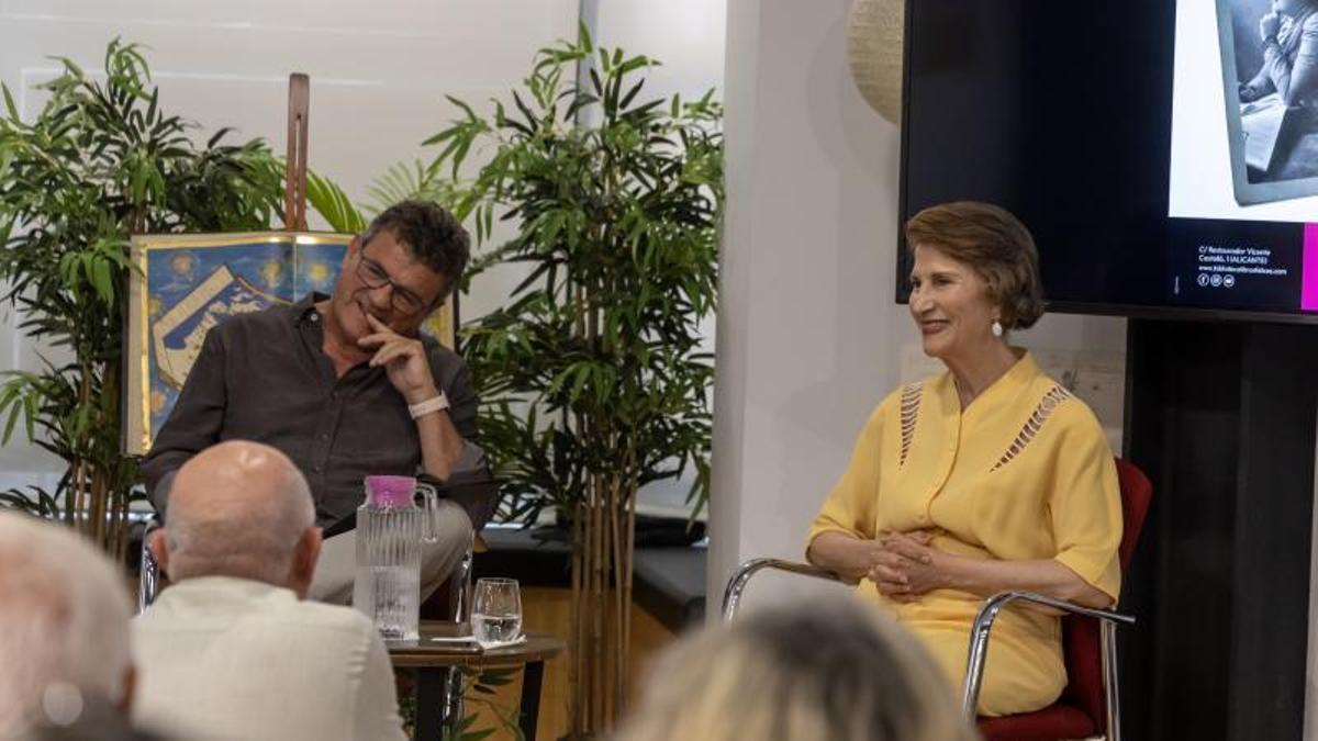 Toni Cabot y Asunción Valdés, durante el coloquio celebrado en la Biblioteca de los Libros Felices