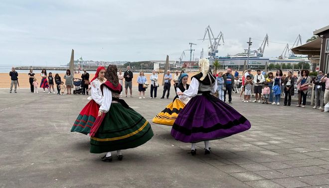 La Fiesta de la Música llena de gaitas y folklore las calles de Gijón (en imágenes)