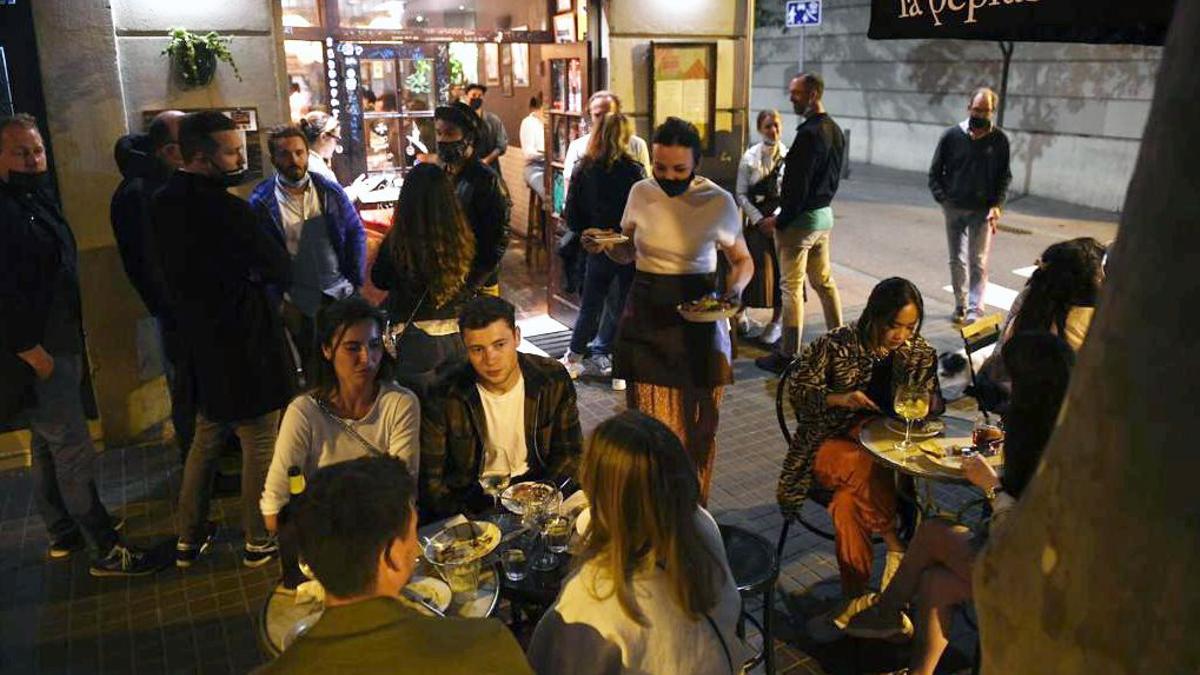 Barcelona  9/5/2021  Bar terraza restaurant  noche nocturno   bar La Pepita de la calle Corsega