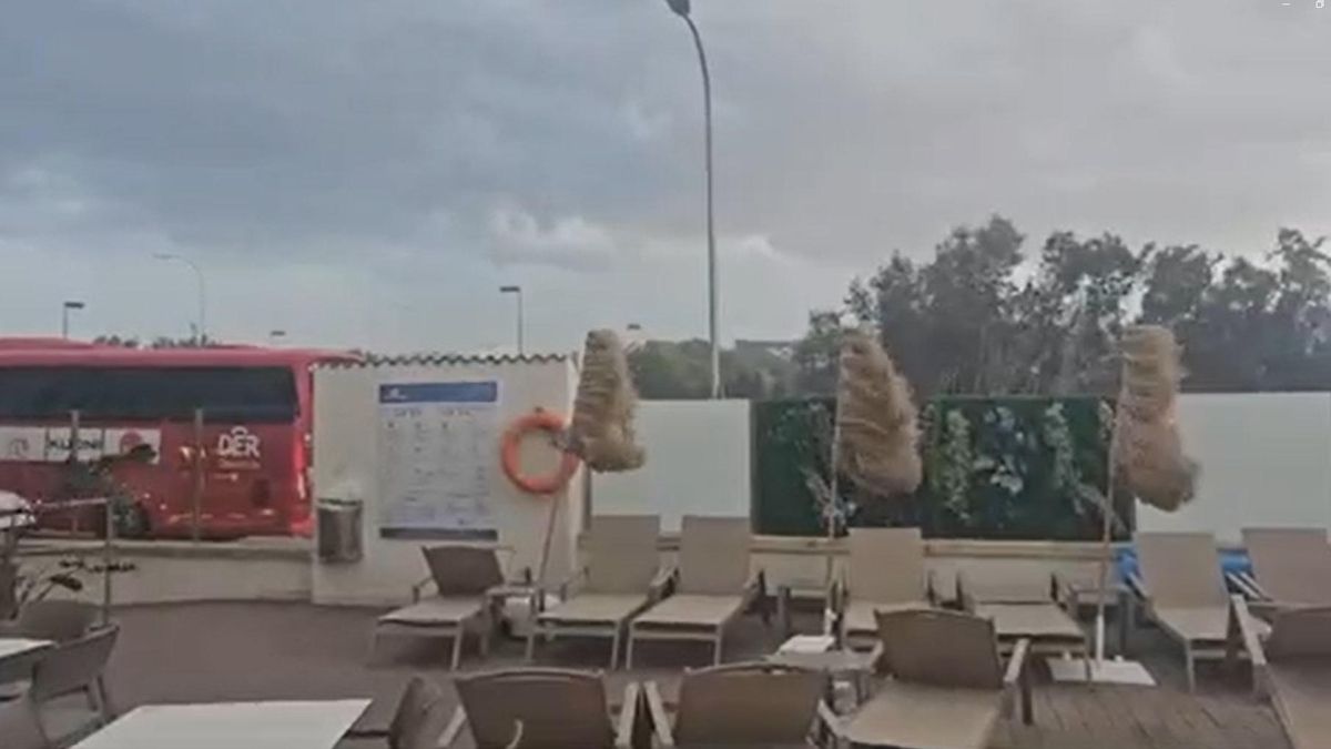 Wenn der Wind an der Playa de Palma die Sonnenschirme wegfegt.