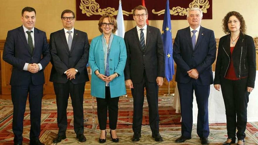 Román Rodríguez, Rebeca Grynspan y Alberto Núñez Feijóo, ayer, con representantes de las universidades gallegas.