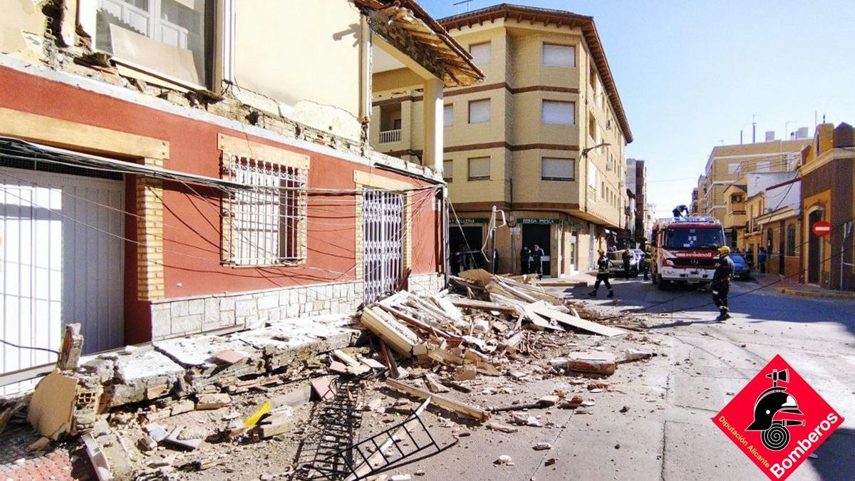 Una mujer, que se encontraba en el bajo, sale ilesa del accidente