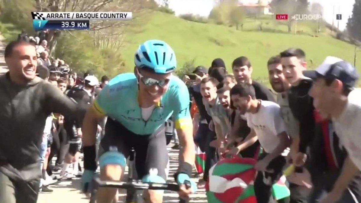 Pedro León anima a su hermano Luis León en la Vuelta al País Vasco.