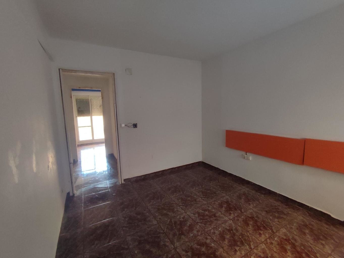 Piso en la calle Pintor Rafael Solbes por 64.000€