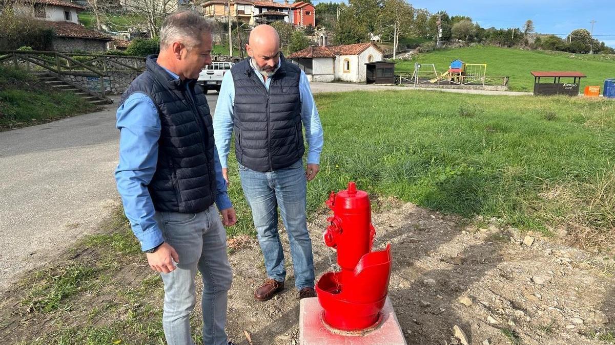 Por la derecha, el alcalde, Paulo García, y el concejal de Obras y Servicios, Alejandro Alonso, en Bones.