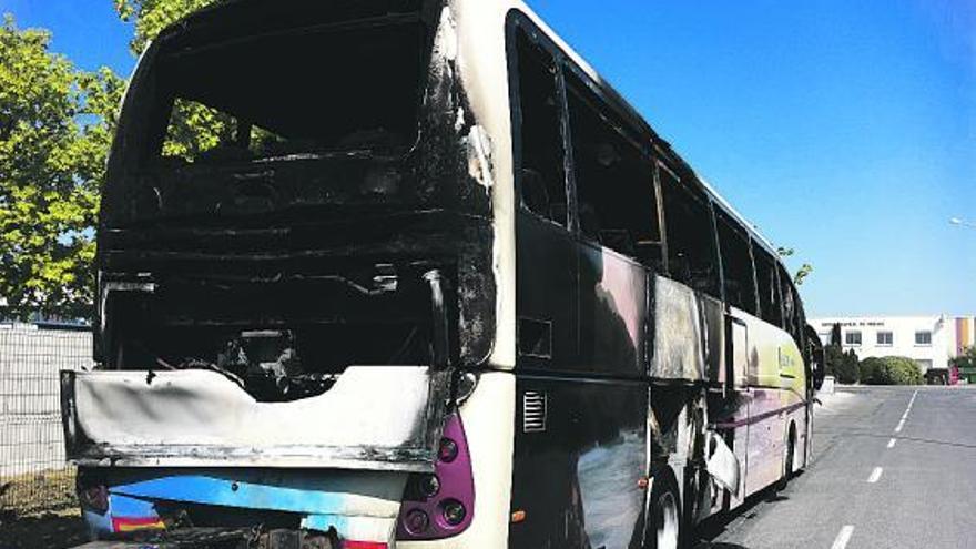 El autobús de Bus Narcea quemado en París.