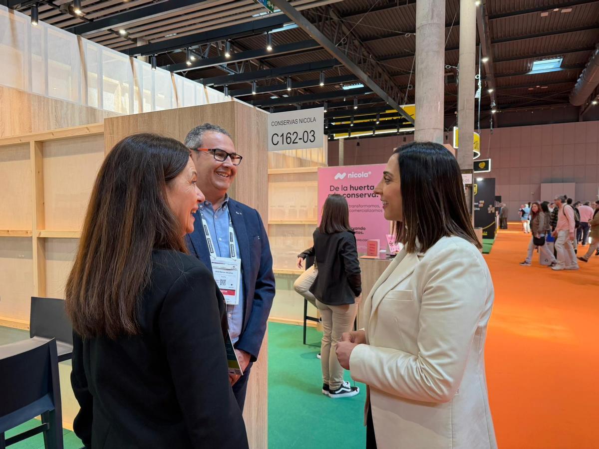 Imagen de la Consejera Sara Rubira visitando a una de las empresas participantes en la feria Alimentaria 2026.