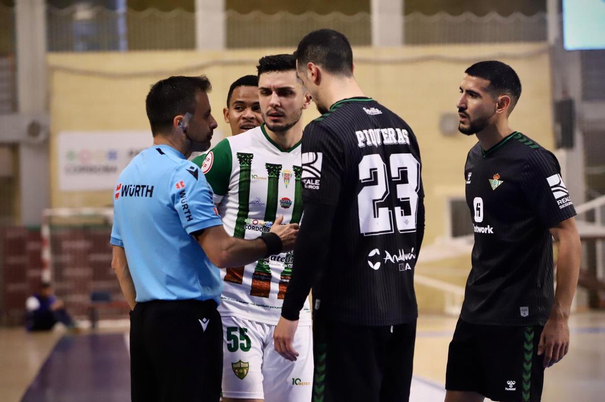 Antoniazzi y Piqueras, con el árbitro tras una falta en el Córdoba Futsal-Real Betis.