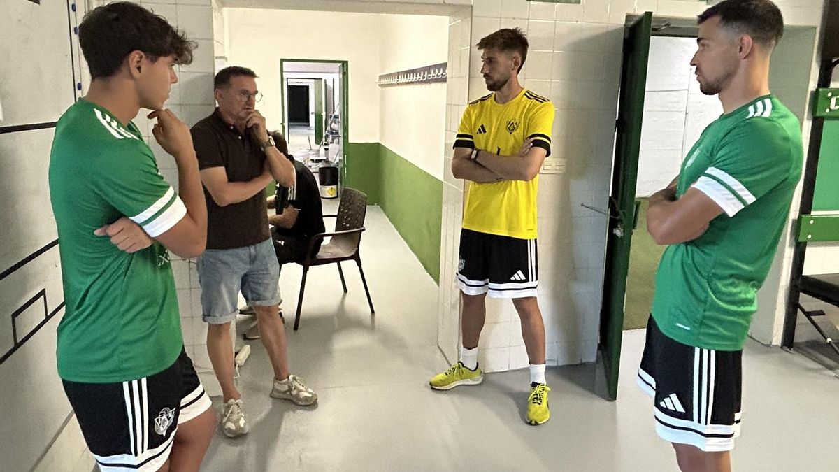Julio Cobos, al fondo a la izquierda, con varios de sus jugadores, este lunes.