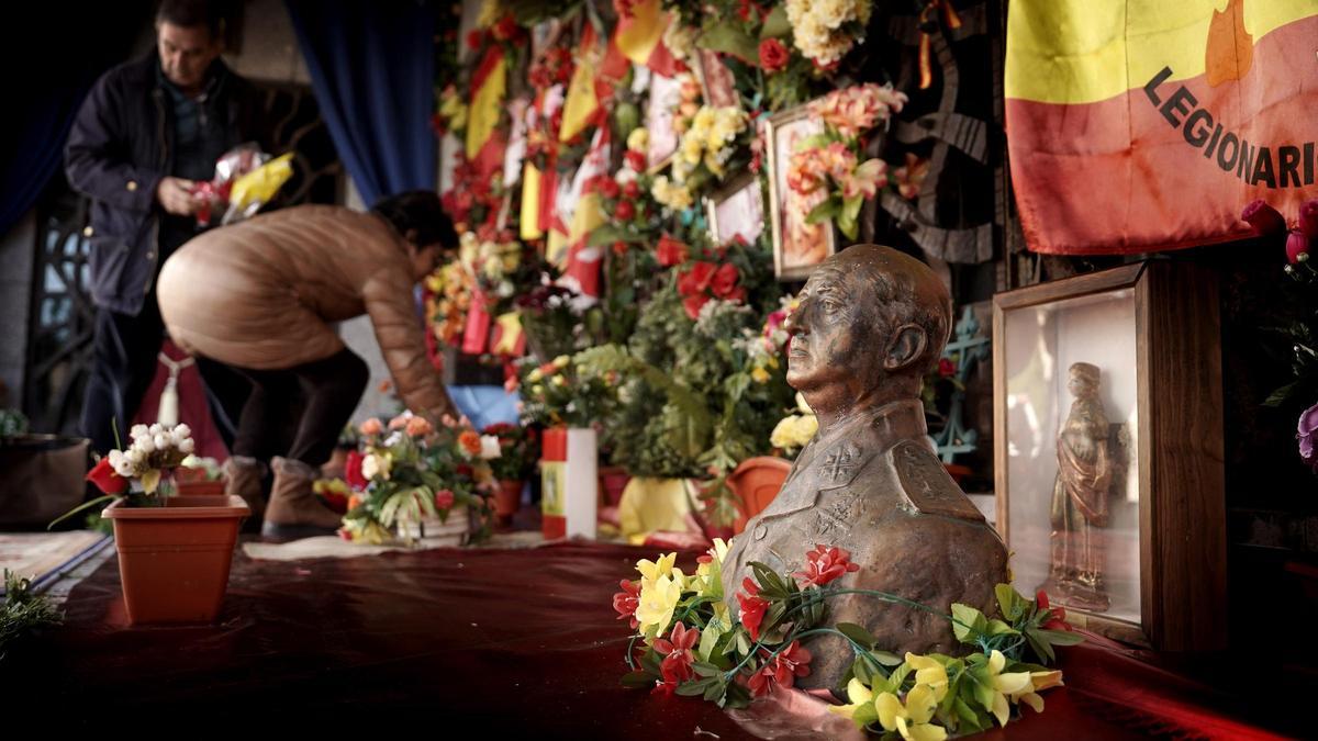 Acto en el cementerio de Mingorrubio, donde se encuentran los restos de Francisco Franco, en recuerdo del 50 aniversario de la muerte del dictador.
