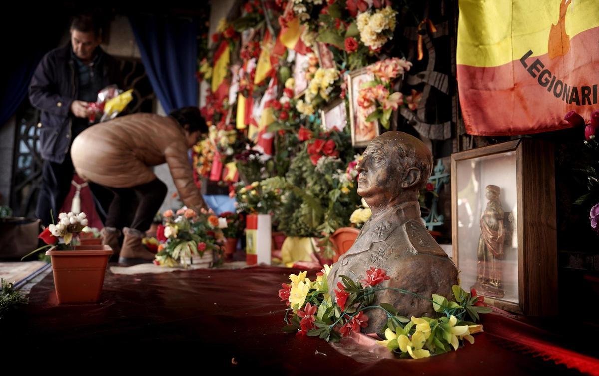 Acto en el cementerio de Mingorrubio, donde se encuentran los restos de Francisco Franco, en recuerdo del 50 aniversario de la muerte del dictador.