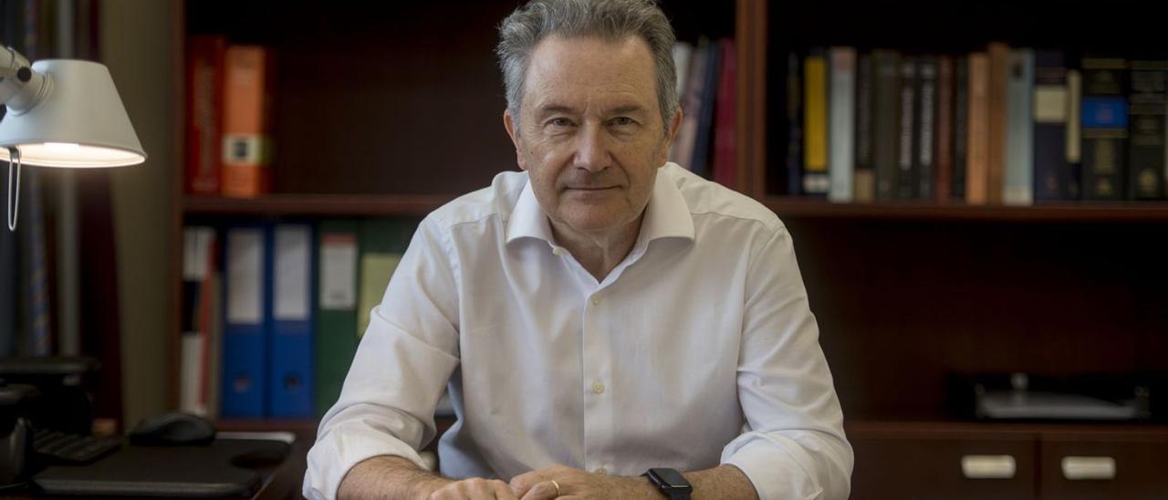 El professor de l’IESE Xavier Vives, al seu despatx. | JORDI COTRINA