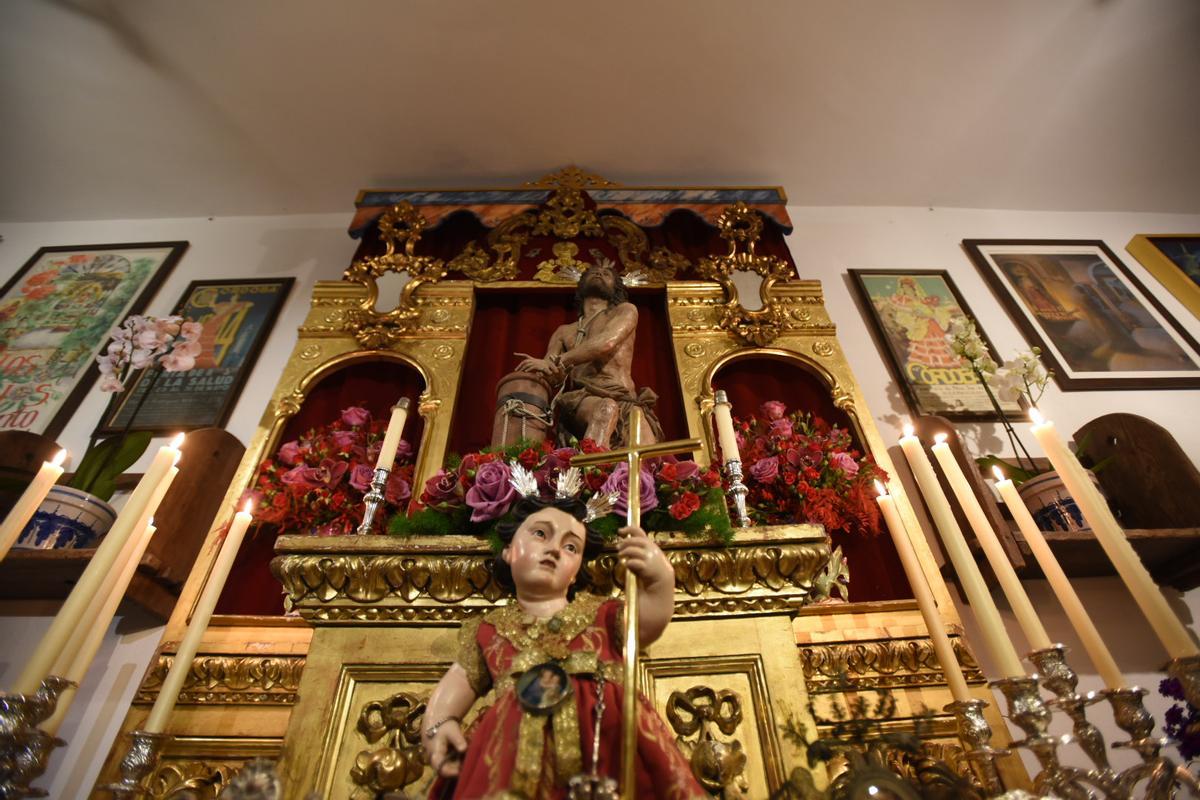 Imagen de uno de los altares de Semana Santa en los patios de Córdoba.
