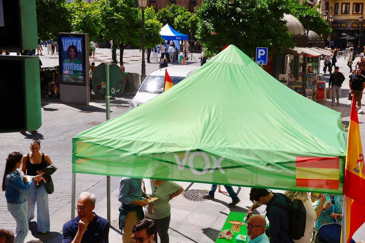 Carpa de Vox en Las Tendillas y del PP (al fondo)