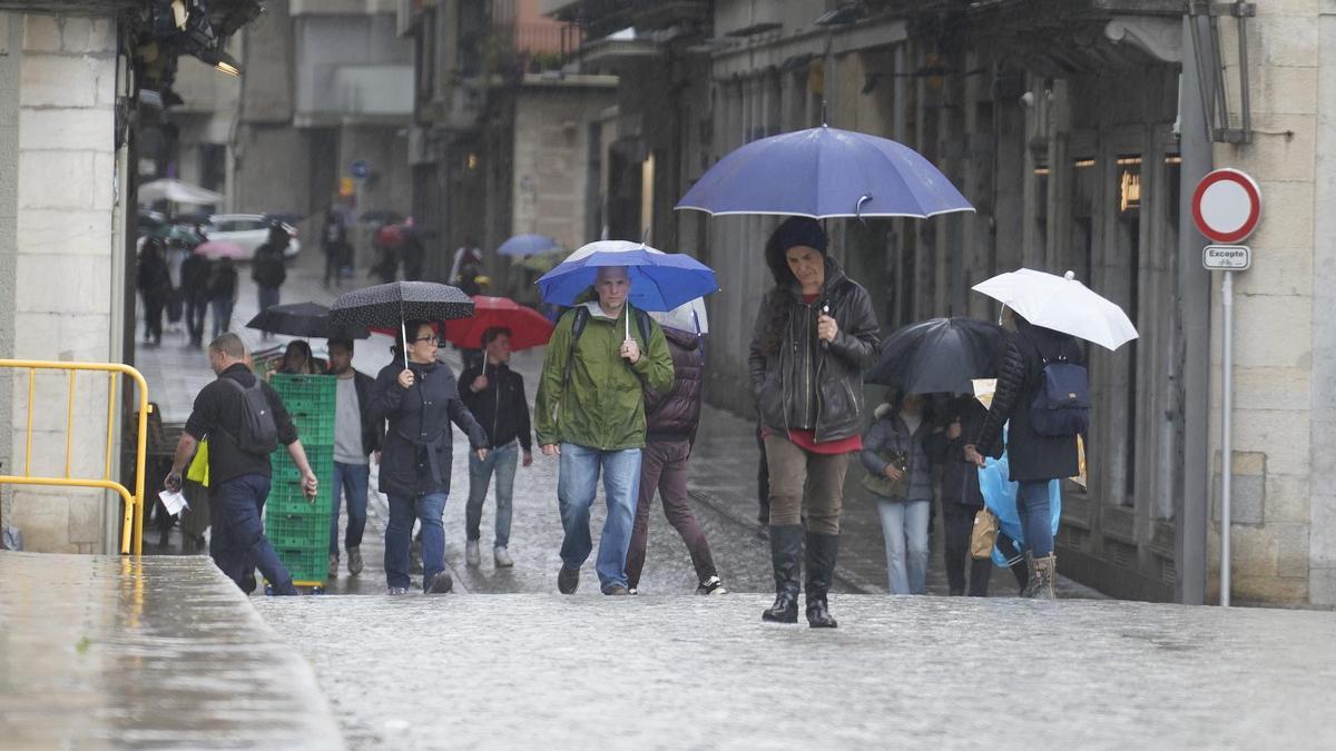 Precipitacions a la ciutat de Girona, en una imatge d'arxiu.