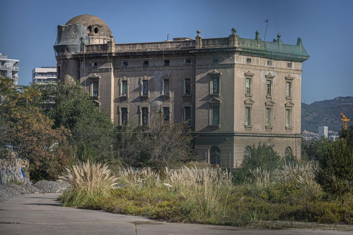 Barcelona, 28/10/2025 Barcelona. Foto del edificio de la estación de Adif de La Sagrera, que se prevé derribar a principios de 2026. AUTOR: MANU MITRU