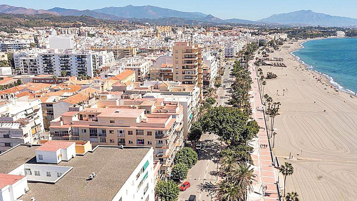 Una vista aérea del paseo marítimo de Estepona.