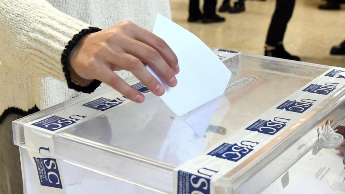 Un estudiante deposita su voto en las últimas elecciones al rectorado de la USC