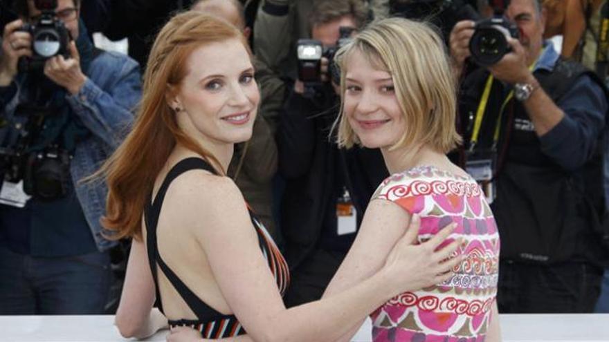 Las actrices Jessica Chastain (iz) y Mia Wasikowska posando durante el photocall de pose &quot;Lawless&quot;.