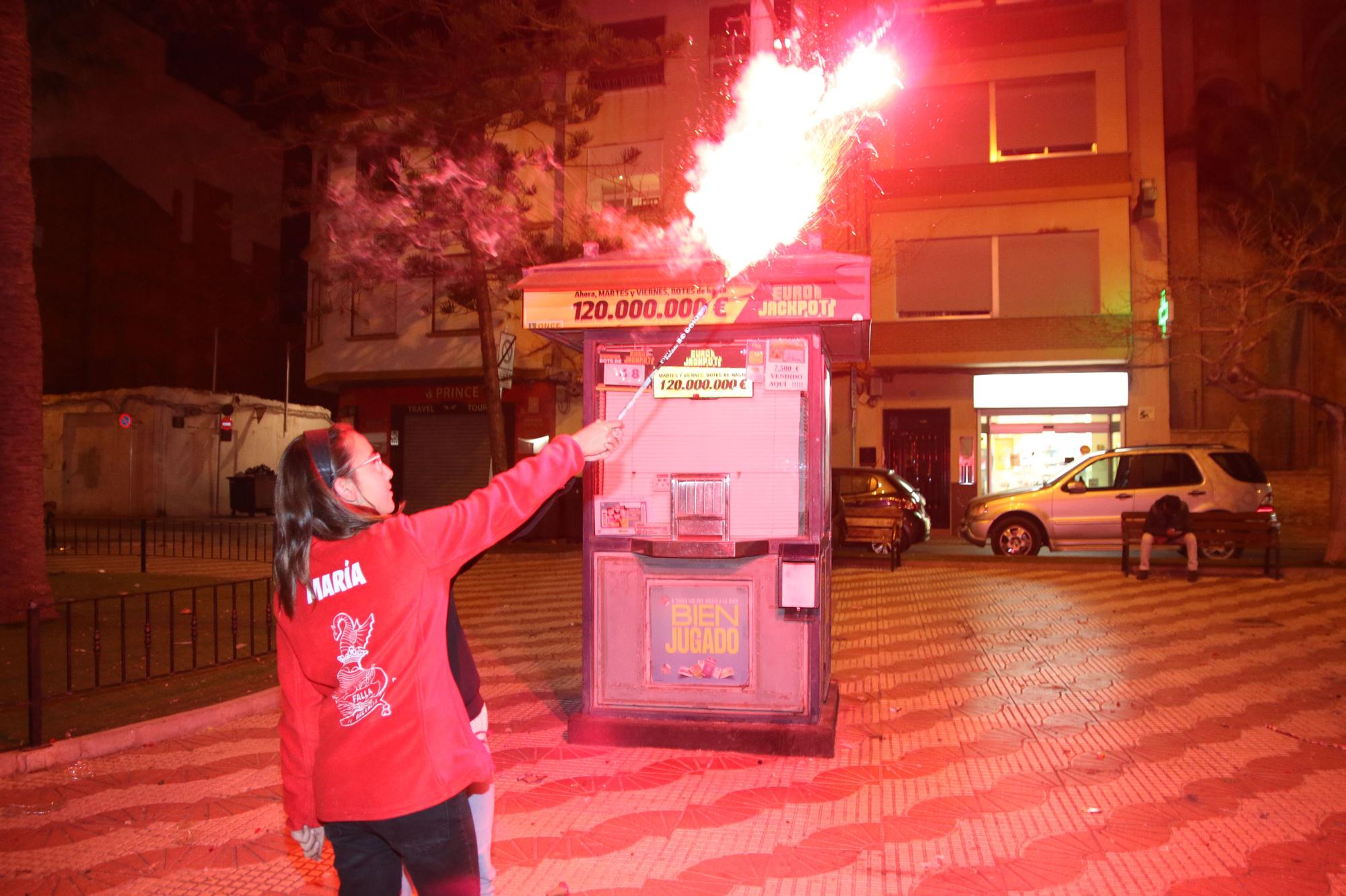 GALERÍA: Multitudinaria 'plantà' para entrar de lleno en las Fallas de Burriana