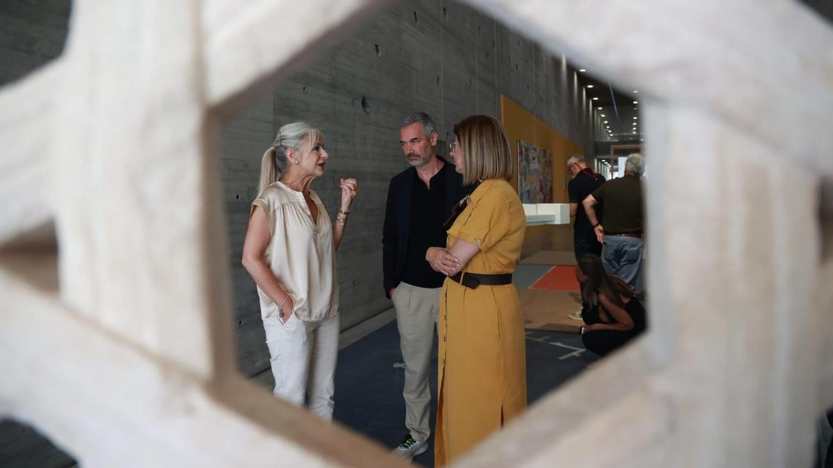 Patricia del Pozo con Gilberto González y Lola Baena, comisarios de la exposición.