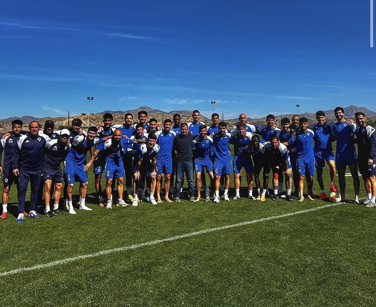 El coach deportivo Ángel García Vellvé, en el centro de la imagen, posa con los integrantes del Hércules.
