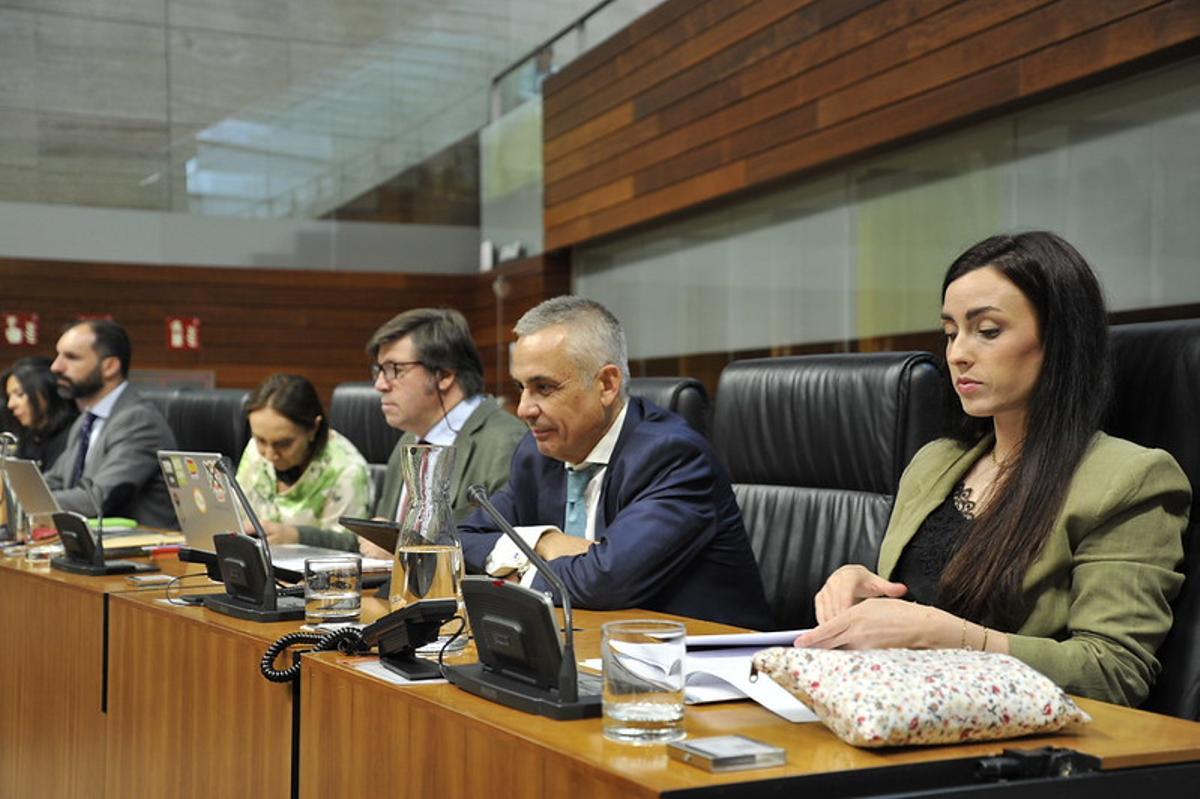 Diputados de Vox en el pleno de presupuestos de Extremadura para 2026.
