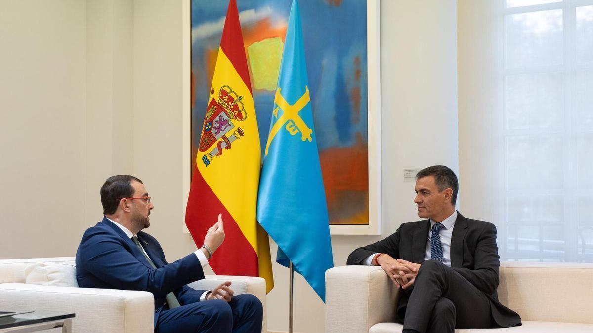 Pedro Sánchez, a la derecha, y Adrián Barbón, en una reunión en Moncloa
