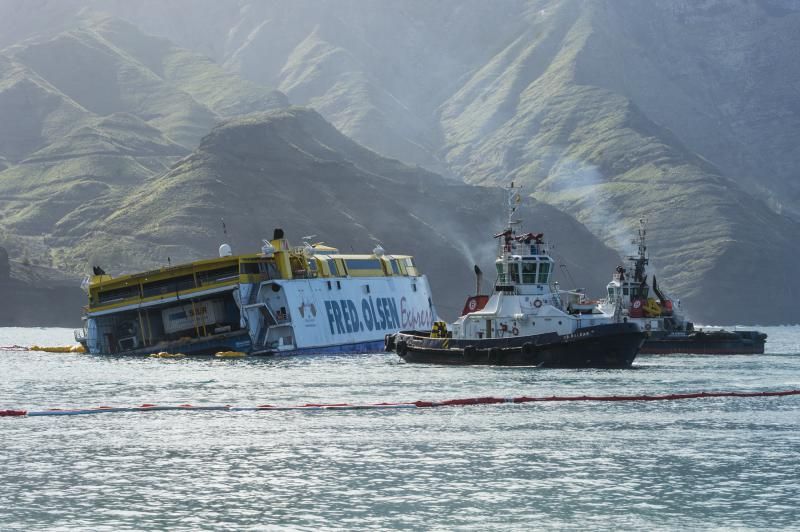 Pleamar en Agaete para remolcar el ferry