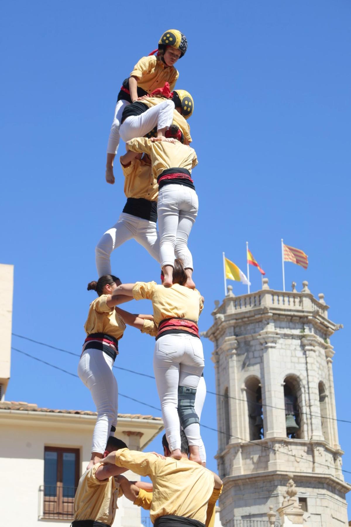 Els 'castells' dels Bordegassos de Vilanova i la Geltrú toman las calles de Vila-real